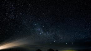 [FOTOS] Espectaculares registros de la lluvia de Gemínidas en la previa del eclipse total de sol